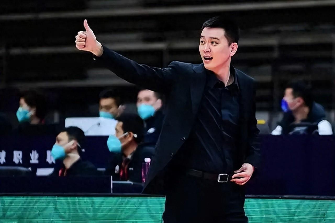 芒果体育平台-这就是杨鸣的个人魅力！揽责不甩锅，低谷中撑起辽篮风骨！