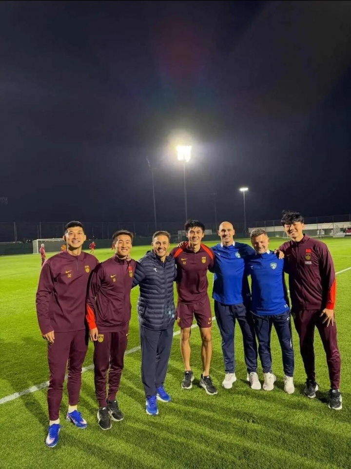 芒果体育官方网站-师徒再聚首！前广州球员与卡纳瓦罗合影，曾一起夺2019年中超冠军